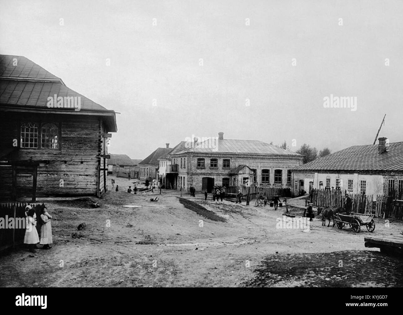 Fotografia di una strada a Olyka, Ucraina, scattata tra il 1912 e il 1914, che mostra edifici, pianta stradale e ambiente urbano storico. Foto Stock