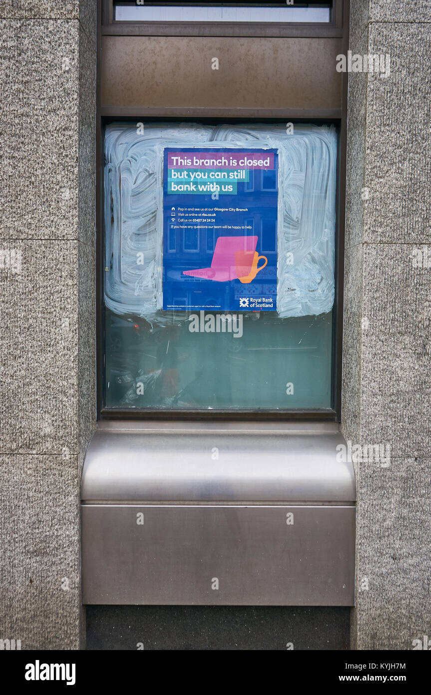 Poster per informare i clienti della Royal Bank of Scotland su un ramo di chiusura, Victoria Road, Glasgow, Scozia. Foto Stock