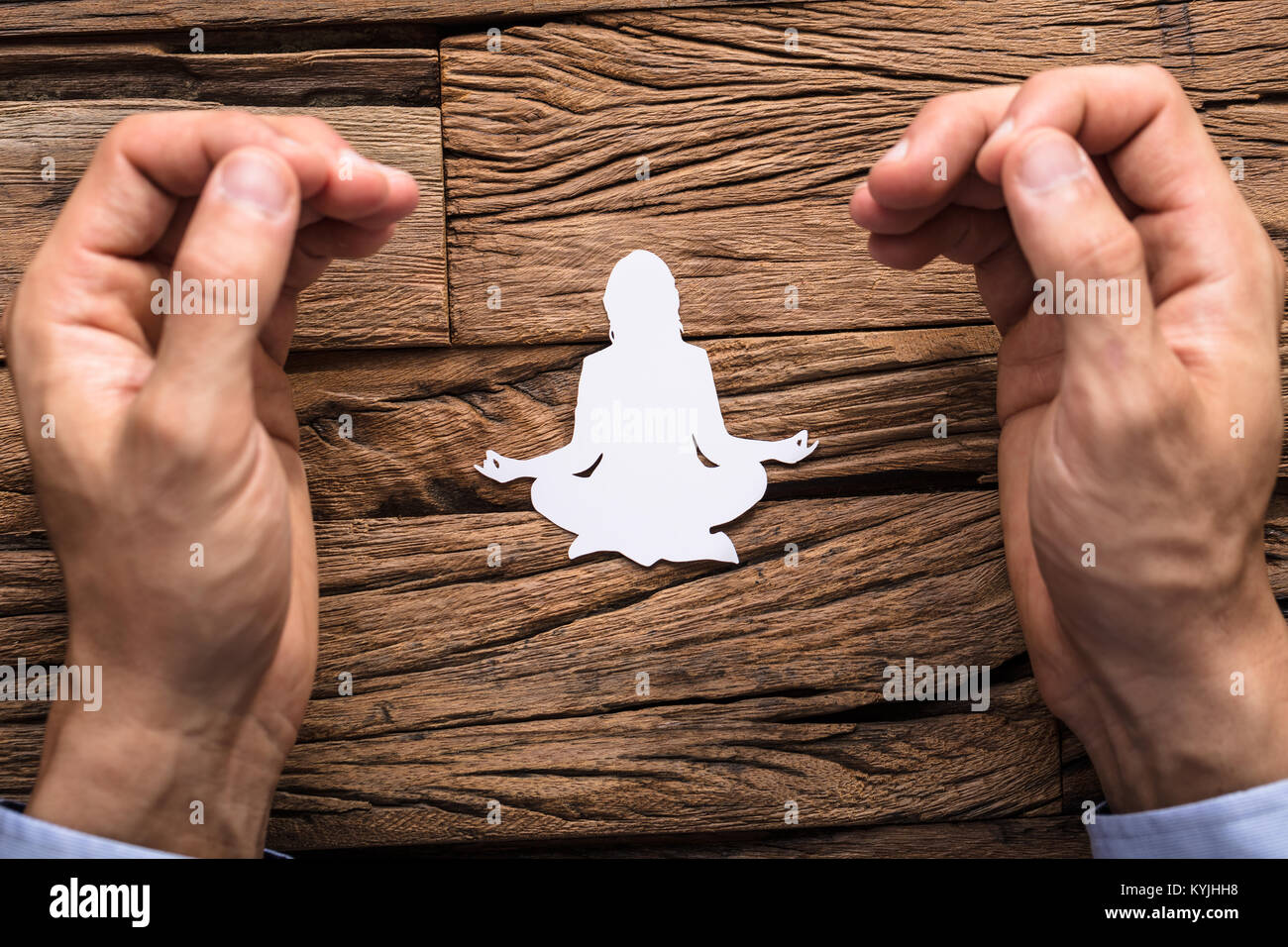 L'uomo le dita in Mudra gesto con Lotus pongono Composta di bianco taglio-fuori la carta Foto Stock