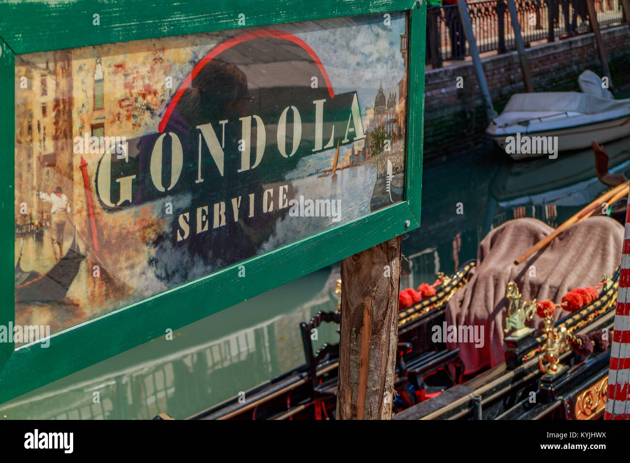 Servizio Gondole segno accanto a una gondola a Venezia, Italia. Aprile 2017. Foto Stock