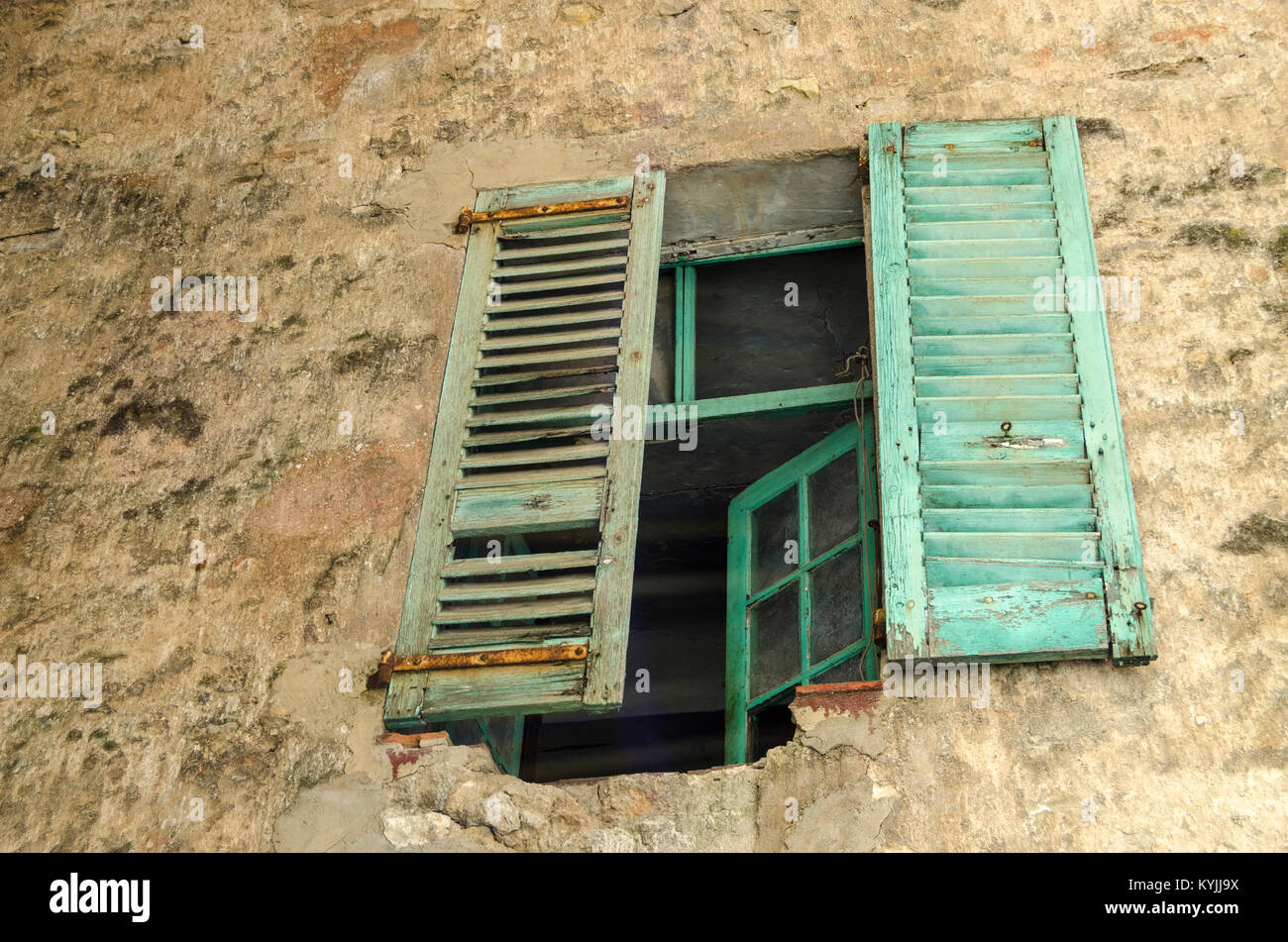 Persiane francesi finestra abbandonati Foto Stock