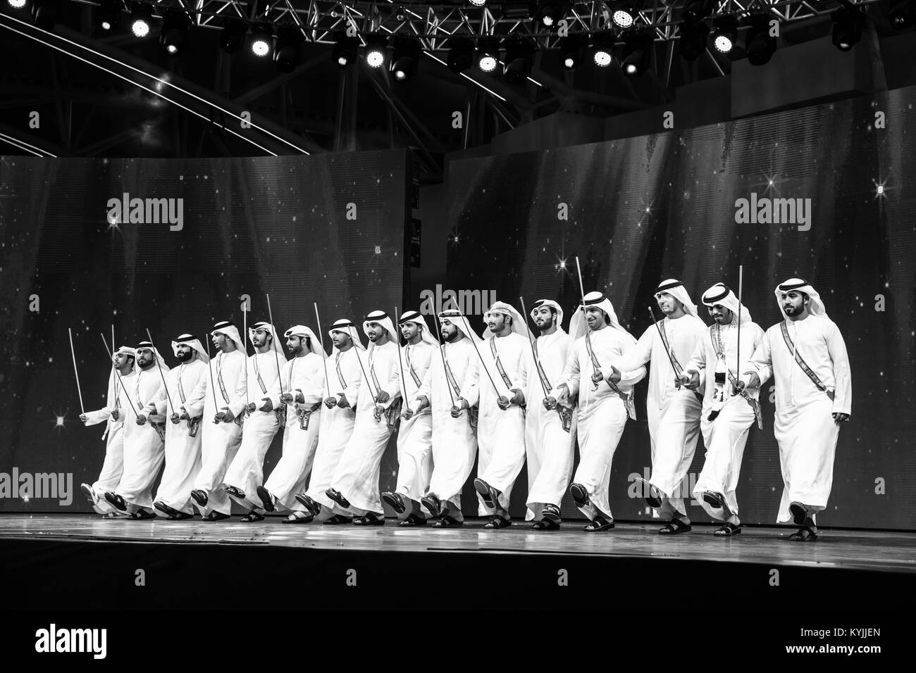 Dubai, Emirati Arabi Uniti - Dicembre 3, 2017: un gruppo di tradizionalmente condita uomini esecuzione di Ayala danza (stick dance) che è parte integrante del patrimonio Emirati. Foto Stock