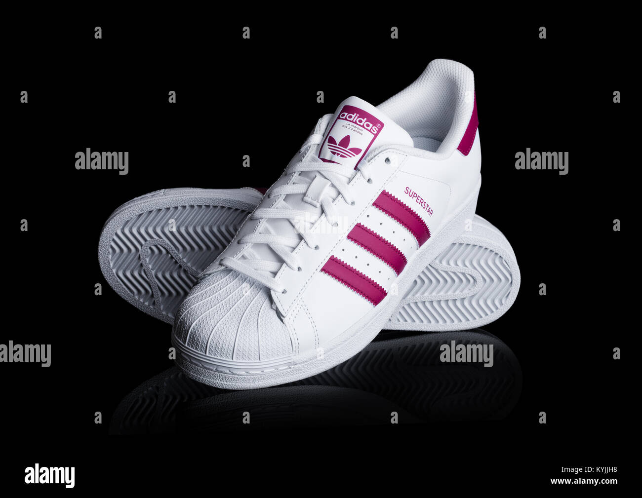 LONDON, Regno Unito - 12 gennaio 2018: Adidas Originals Superstar scarpe  rosso su sfondo nero.tedesco società multinazionale che progetta e produce  Foto stock - Alamy