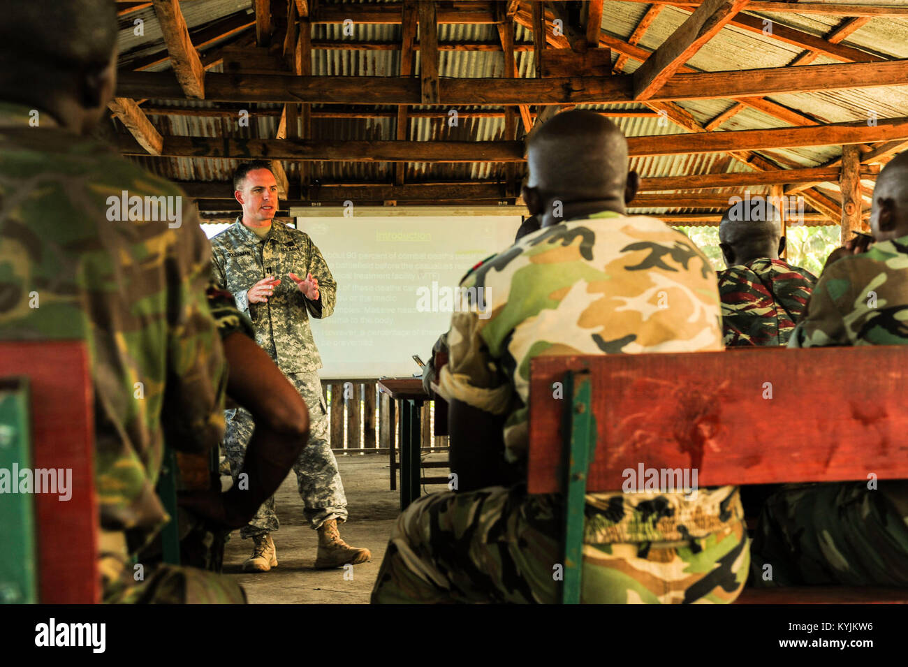 Stati Uniti Esercito Capt. Matt Doughman, medici Assistant certificata, Sezione medica, 2° Battaglione, campo 138th reggimento di artiglieria, insegna a base di primo soccorso e di lotta contro la vita del campo operazioni di risparmio per i membri delle Comore militare nel Moroni, Comore, 22 gennaio 2013. Doughman è distribuito come supporto delle Combined Joint Task Force-Horn dell Africa, che conduce le operazioni militari, attività ed esercizi per promuovere il partenariato, la sicurezza e la prosperità in Africa orientale. (U.S. Air Force foto di Airman 1. Classe Nicholas Byers/rilasciato) Foto Stock