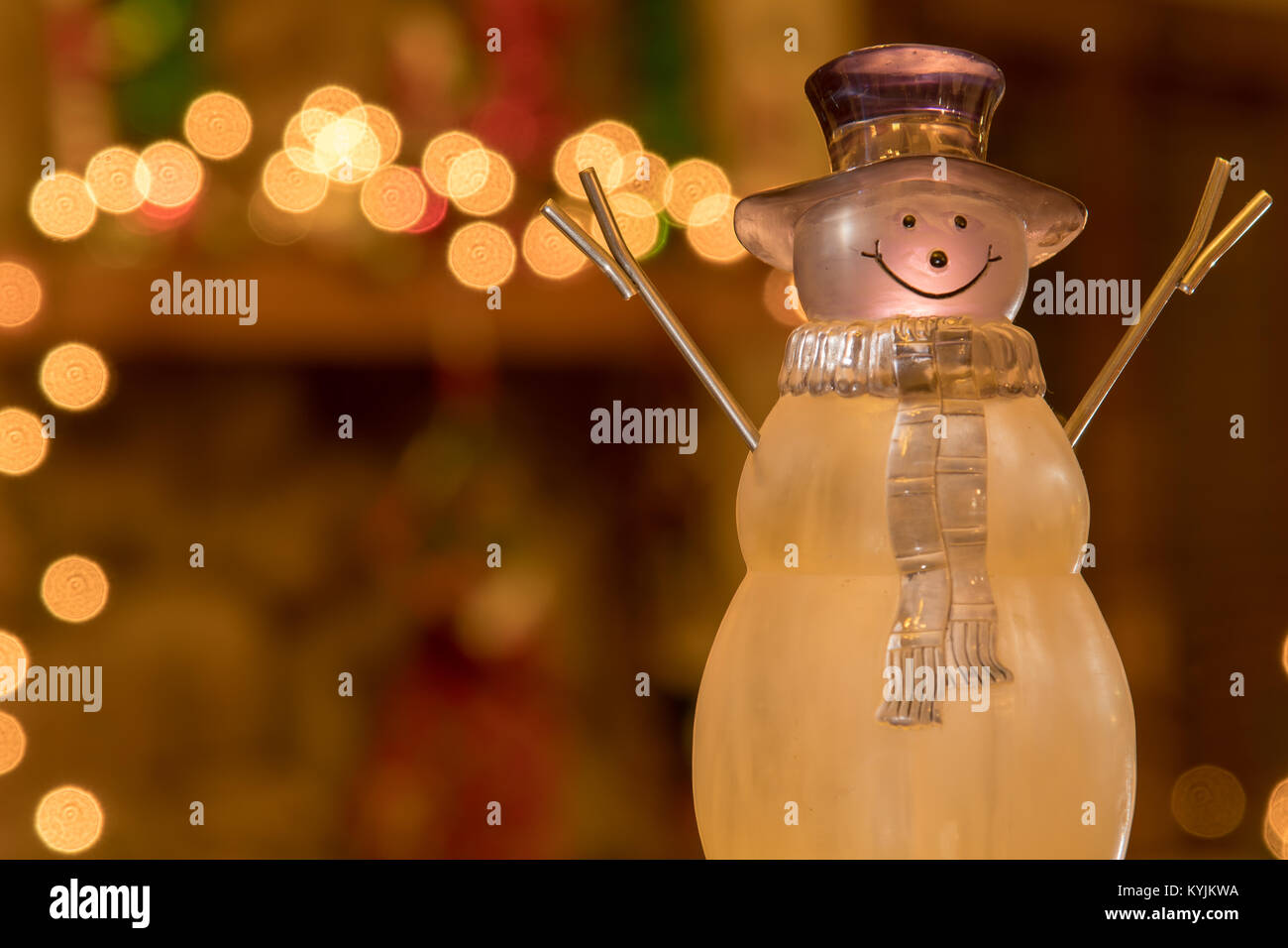 Orario invernale Crystal Holiday pupazzo di neve davanti ad un camino mantello decorato per le vacanze. Foto Stock