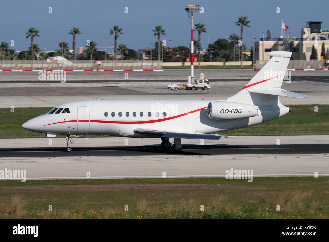 Dassault Falcon 2000ex business jet azionato da Luxaviation (ex Abelag) prendendo il largo da Malta Foto Stock