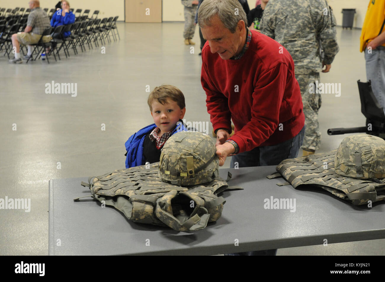 I residenti locali in Burlington, Ky. Godetevi un tour del più recente protezione Kentucky prontezza nel centro di Burlington, ospitato da soldati dell'aviazione 1204th battaglione di supporto. (KYNG foto di Staff Sgt. Scott Raymond) Foto Stock