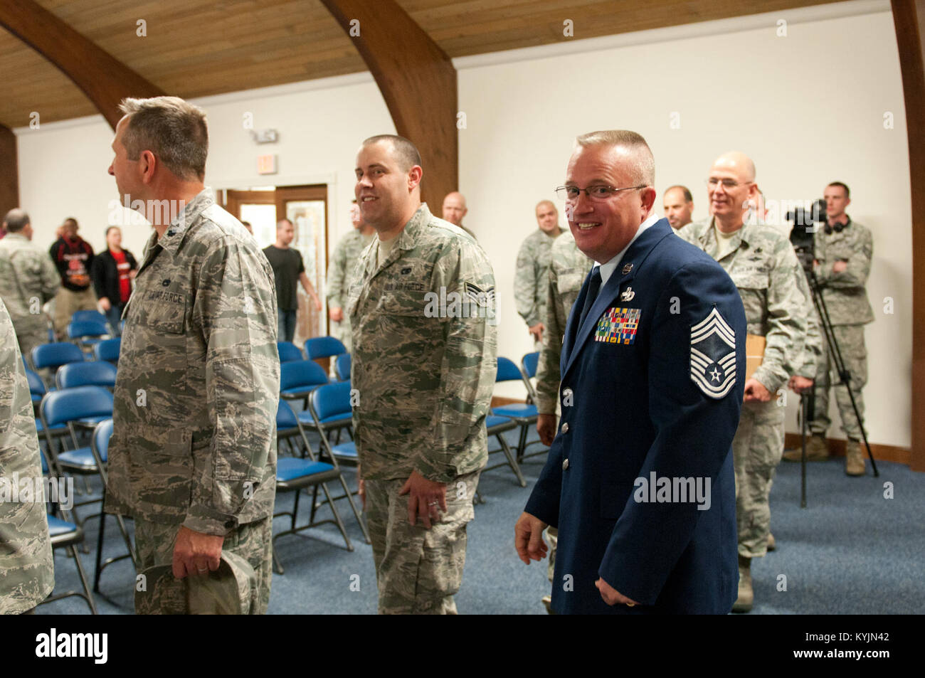 Senior Master Sgt. Wade Zinsmeister è promosso al rango di Capo Comandante Sergente nel corso di una cerimonia presso il Kentucky Air National Guard Base in Louisville, KY., 27 aprile 2013. (U.S. Air National Guard foto di Airman Joshua Horton) Foto Stock