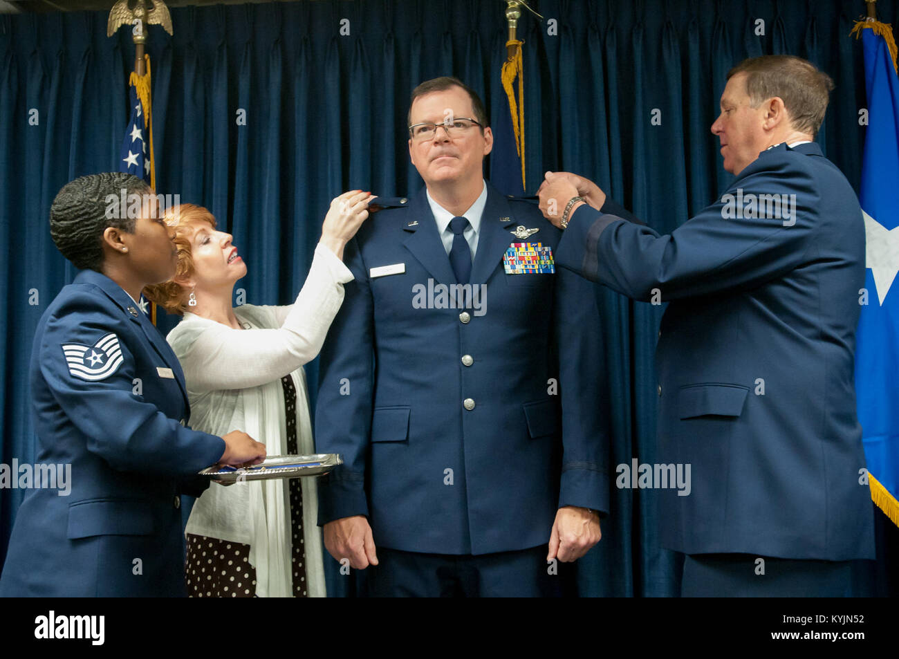 Il Kentucky aiutante generale, il Mag. Gen. Edward W. Tonini (a destra), e la moglie del Ten. Col. Robert Hamm (secondo da sinistra) pin colonnello il rango del insegne sul Hamm uniforme durante una cerimonia di promozione presso il Kentucky Air National Guard Base in Louisville, KY., il 1 maggio 2013. Hamm è vice Comandante della 123Airlift Wing. (U.S. Air National Guard foto di Master Sgt. Phil Speck) Foto Stock