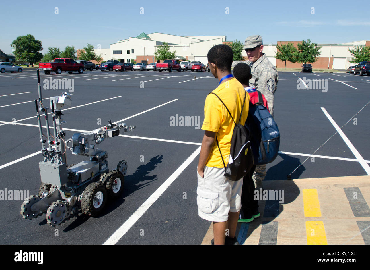 Senior Master Sgt. Shane Lagrone, esplosiva ordinanza smaltimento soprintendente dal 123Ingegnere Civile Squadron, mostra agli studenti l'EOD MK-VI Andros robot al Kentucky Air National Guard Base in Louisville, KY. il 14 giugno 2013. Gli studenti sono stati che partecipano a un'organizzazione di nero ai professionisti del settore aerospaziale aviation camp progettato per educare le giovani menti circa il mondo dell'aviazione. (U.S. Air National Guard foto di Master Sgt. Phil Speck) Foto Stock