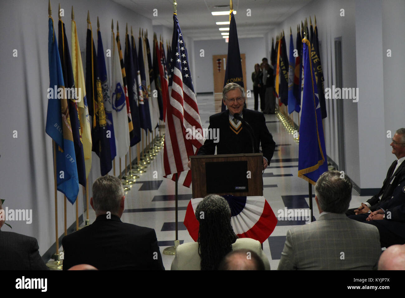 Stati Uniti Il senatore Mitch McConnell mostra il suo sostegno per la Guardia Nazionale di gestione delle conseguenze Support Center cerimonia del taglio del nastro alla stazione di Bluegrass in Lexington, KY., Gen 31, 2014. (U.S. Esercito nazionale Guard foto di Capt. Stephen Martin) Foto Stock