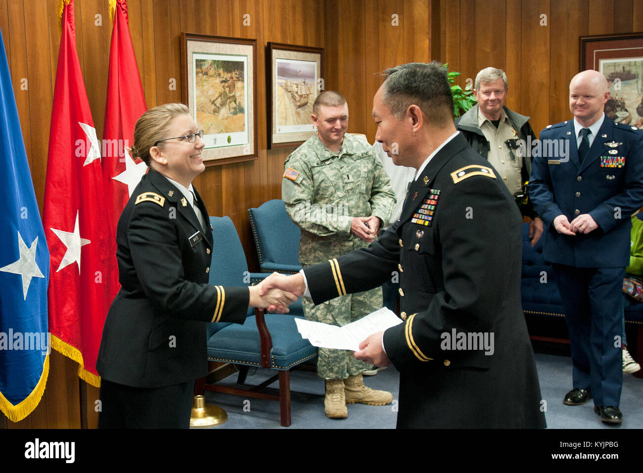Il Mag. Angela Bianco è giurato in quanto solo la seconda cappellano femmina per il Kentucky Guardia Nazionale durante un appuntamento cerimonia che si terrà a Francoforte, Ky., Feb 21, 2014. (U.S. Esercito nazionale Guard photo by Staff Sgt. Scott Raymond) Foto Stock