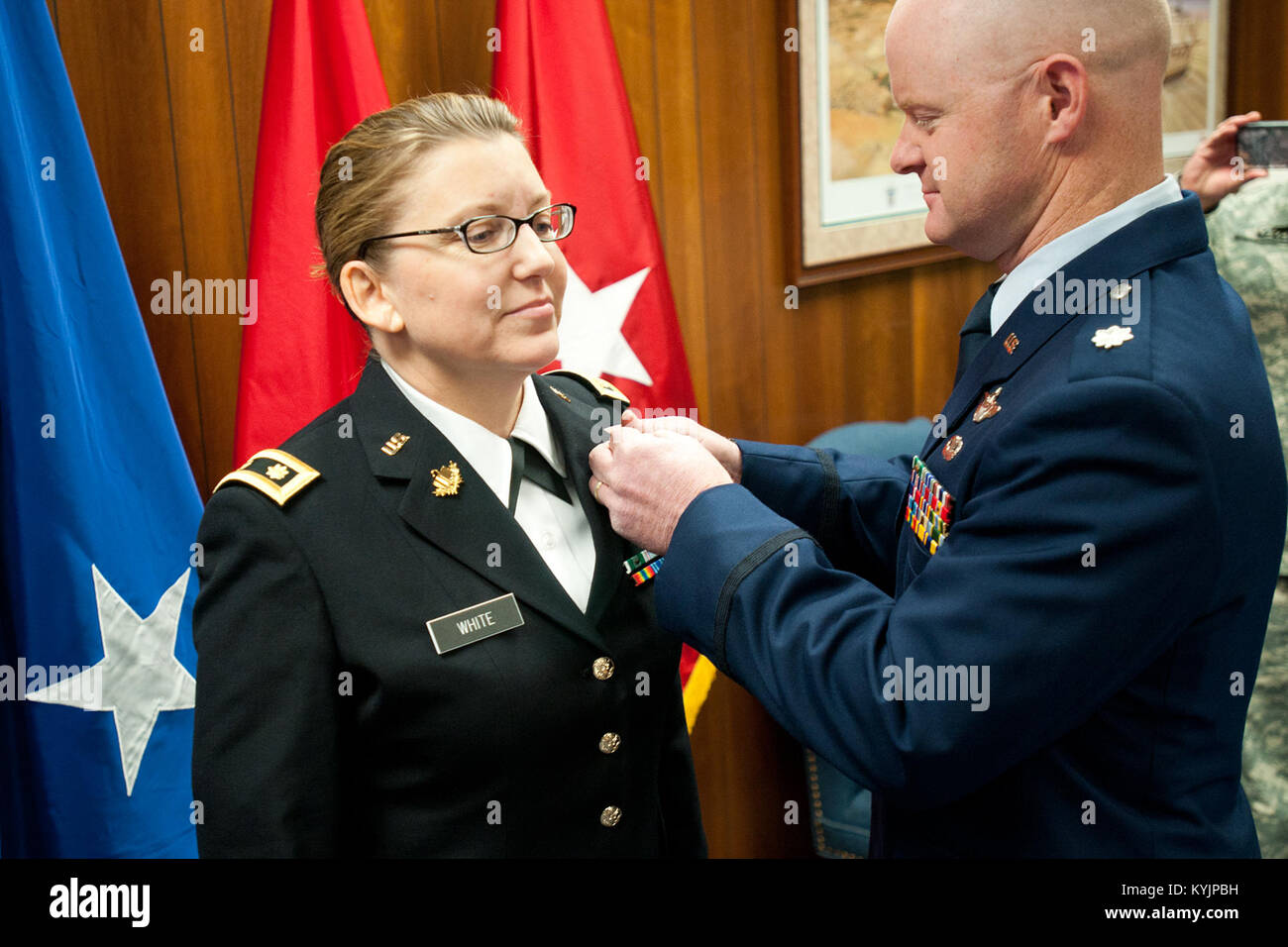Il Mag. Angela Bianco è giurato in quanto solo la seconda cappellano femmina per il Kentucky Guardia Nazionale durante un appuntamento cerimonia che si terrà a Francoforte, Ky., Feb 21, 2014. (U.S. Esercito nazionale Guard photo by Staff Sgt. Scott Raymond) Foto Stock