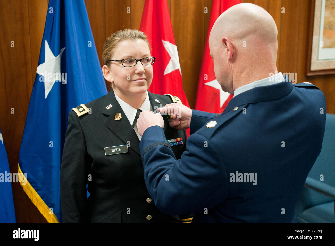 Il Mag. Angela Bianco è giurato in quanto solo la seconda cappellano femmina per il Kentucky Guardia Nazionale durante un appuntamento cerimonia che si terrà a Francoforte, Ky., Feb 21, 2014. (U.S. Esercito nazionale Guard photo by Staff Sgt. Scott Raymond) Foto Stock