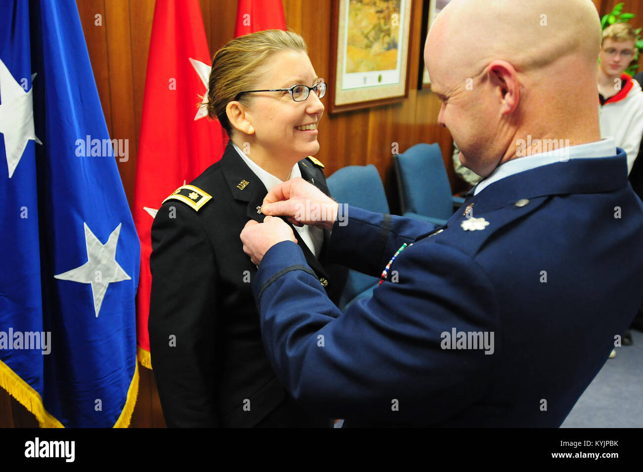 Il Mag. Angela Bianco è giurato in quanto solo la seconda cappellano femmina per il Kentucky Guardia Nazionale durante un appuntamento cerimonia che si terrà a Francoforte, Ky., Feb 21, 2014. (U.S. Esercito nazionale Guard photo by Staff Sgt. Scott Raymond) Foto Stock