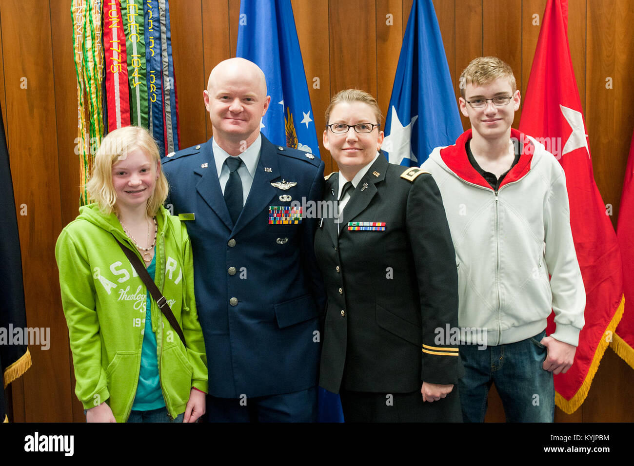 Il Mag. Angela Bianco è giurato in quanto solo la seconda cappellano femmina per il Kentucky Guardia Nazionale durante un appuntamento cerimonia che si terrà a Francoforte, Ky., Feb 21, 2014. (U.S. Esercito nazionale Guard photo by Staff Sgt. Scott Raymond) Foto Stock