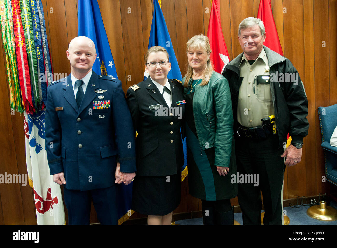 Il Mag. Angela Bianco è giurato in quanto solo la seconda cappellano femmina per il Kentucky Guardia Nazionale durante un appuntamento cerimonia che si terrà a Francoforte, Ky., Feb 21, 2014. (U.S. Esercito nazionale Guard photo by Staff Sgt. Scott Raymond) Foto Stock