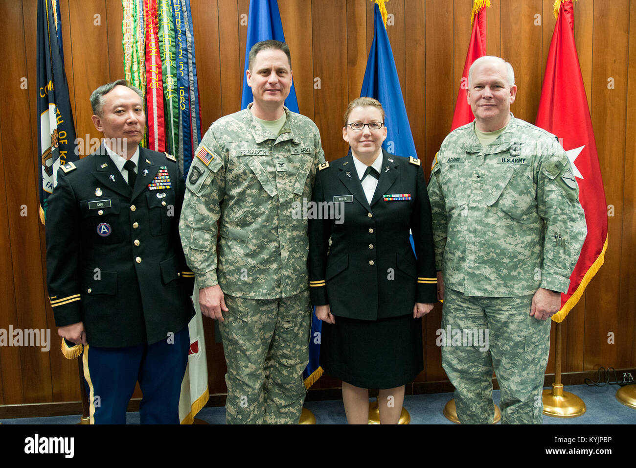 Il Mag. Angela Bianco è giurato in quanto solo la seconda cappellano femmina per il Kentucky Guardia Nazionale durante un appuntamento cerimonia che si terrà a Francoforte, Ky., Feb 21, 2014. (U.S. Esercito nazionale Guard photo by Staff Sgt. Scott Raymond) Foto Stock