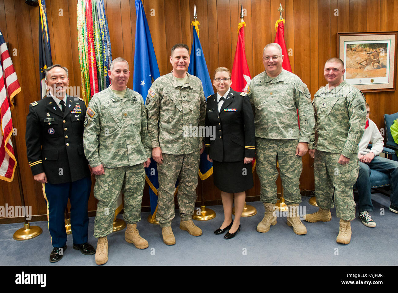 Il Mag. Angela Bianco è giurato in quanto solo la seconda cappellano femmina per il Kentucky Guardia Nazionale durante un appuntamento cerimonia che si terrà a Francoforte, Ky., Feb 21, 2014. (U.S. Esercito nazionale Guard photo by Staff Sgt. Scott Raymond) Foto Stock