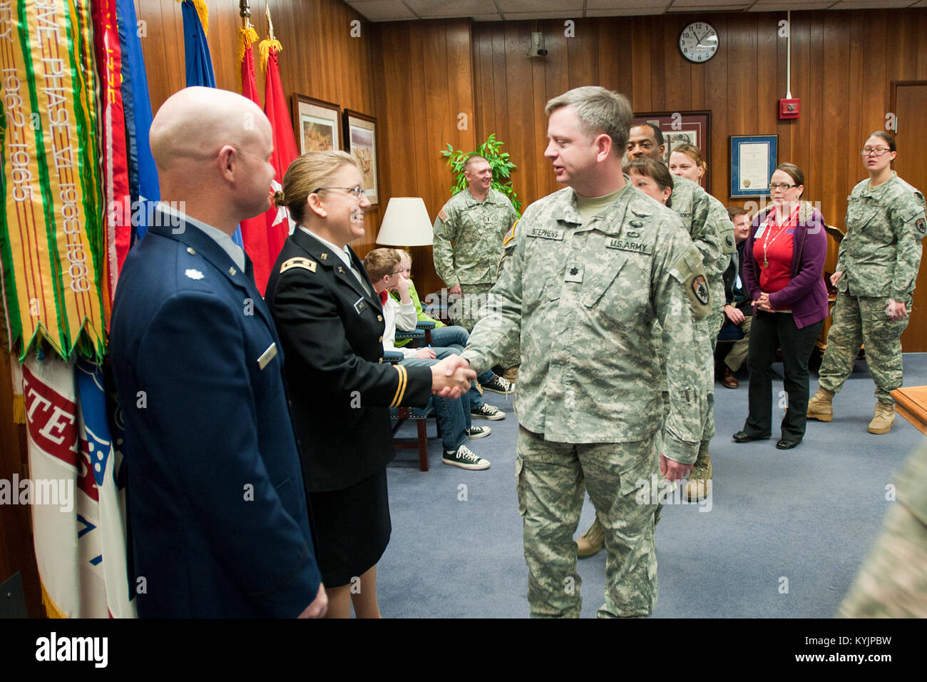 Il Mag. Angela Bianco è giurato in quanto solo la seconda cappellano femmina per il Kentucky Guardia Nazionale durante un appuntamento cerimonia che si terrà a Francoforte, Ky., Feb 21, 2014. (U.S. Esercito nazionale Guard photo by Staff Sgt. Scott Raymond) Foto Stock