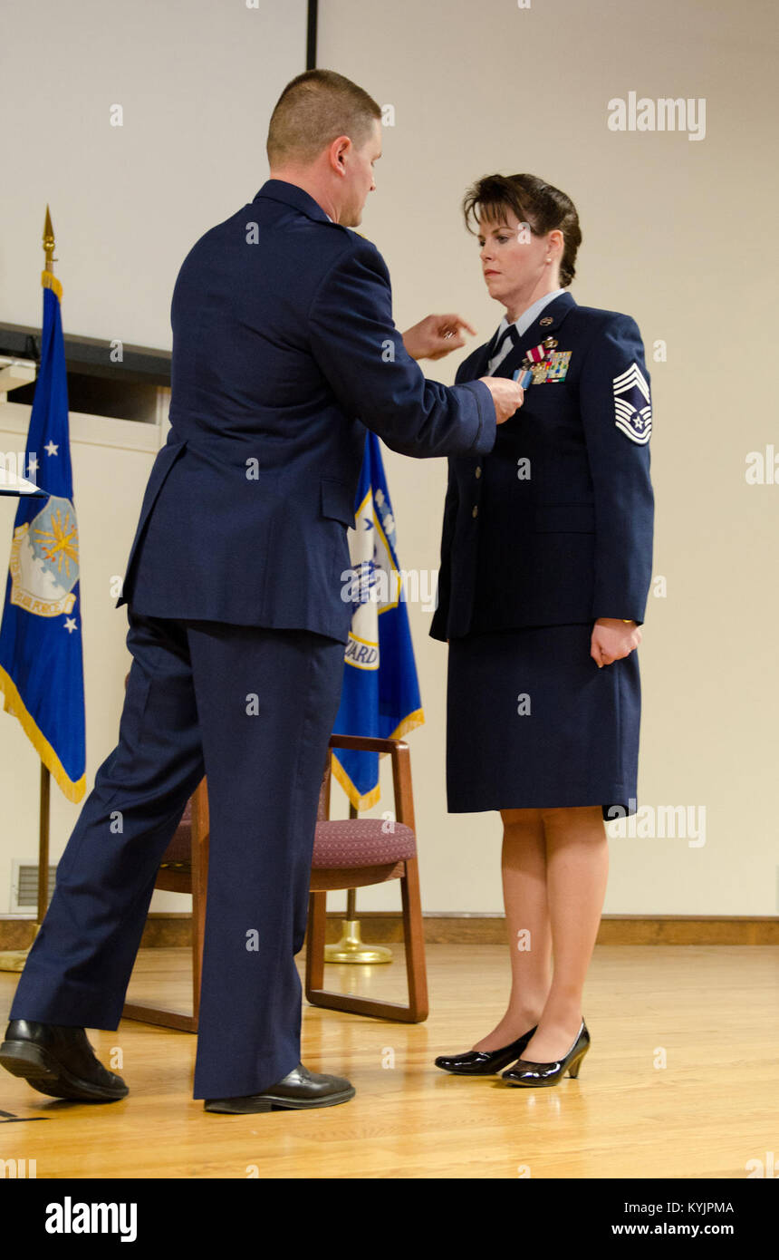 Master Chief Sgt. Lori F. Zinsmeister, il capo in uscita arruolato manager per il Kentucky Air National Guard's 123Airlift Wing, riceve un servizio distinto dalla medaglia Il Mag. Kevin A. Krauss, comandante della forza 123squadrone di supporto, durante la sua cerimonia di pensionamento al Kentucky Air National Guard Base in Louisville, KY., 23 marzo 2014. Zinsmeister servita in active duty Air Force e Air National Guard per 26 anni. (U.S. Air National Guard foto di Airman Joshua Horton) Foto Stock