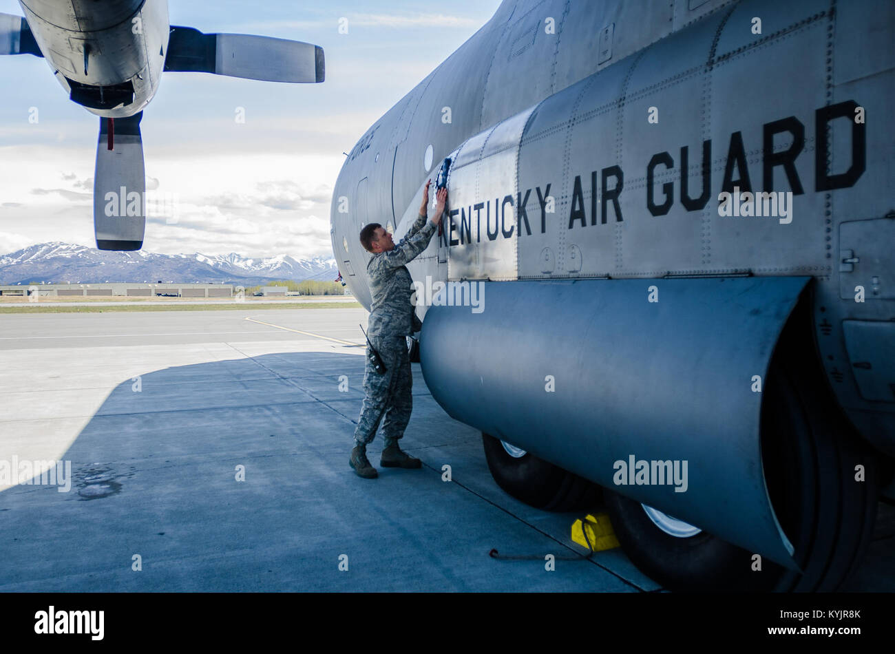 Master Sgt. Lonie Gipson, un expediter per la 123ª Manutenzione aeromobili squadrone, installa un'unità di potenza ausiliaria coperchio su un Kentucky Air National Guard C-130 Hercules prima di operazioni di volo a base comune Elmendorf-Richardson, Alaska, in data 8 maggio 2014. Più di 100 aviatori dal Kentucky Air National Guard's 123Airlift Wing sono attualmente dispiegati a partecipare in rosso Flag-Alaska. (U.S. Air National Guard foto di Master Sgt. Phil Speck) Foto Stock