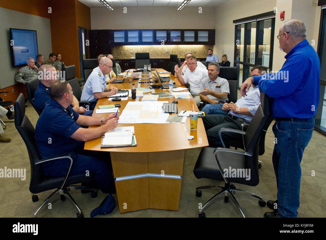 Kentucky guardie unire le forze con la gestione delle emergenze e una varietà di locali e agenzie statali per il CAPSTONE-14 in Francoforte, Ky., 16 giugno 2014. L'esercizio ha testato la risposta di emergenza dello stato di un forte terremoto nel nuovo Madrid Zona sismica. (U.S. Esercito nazionale Guard photo by Staff Sgt. Scott Raymond) Foto Stock