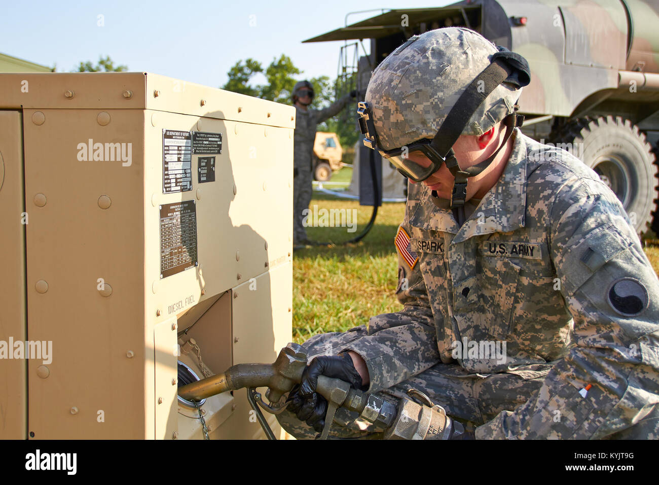 Spc. Devin scintille con un Co., 1204th aviazione battaglione supporto refuels un generatore al teatro 63a Brigata Aerea Tactical Operations Center nel corso dell'unità di formazione annuale su Camp Atterbury, Indiana 1 Agosto. (U.S esercito nazionale Guard Photo da 2 Lt. Michael Reinersman, 63a teatro Brigata Aerea Public Affairs Officer) Foto Stock