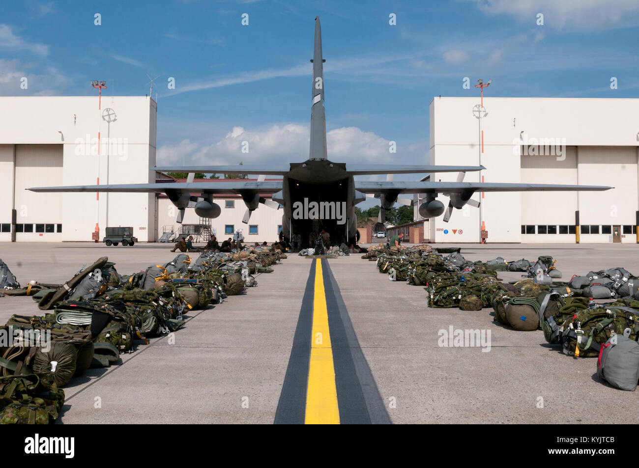Un Kentucky Air National Guard C-130 Hercules aeromobile dal 123Airlift Wing siede sulla linea di volo a Ramstein Air Base, Germania, in attesa i paracadutisti si svolgerà per la regione del Baltico sett. 5, 2014, a sostegno del funzionamento Saber giunzione. Stati Uniti e 16 altri alleati della NATO partecipano all'operazione, progettato per rafforzare i partenariati e l'interoperabilità delle forze della NATO. (U.S. Air National Guard Photo da 2 Lt. James W. Killen/rilasciato) Foto Stock