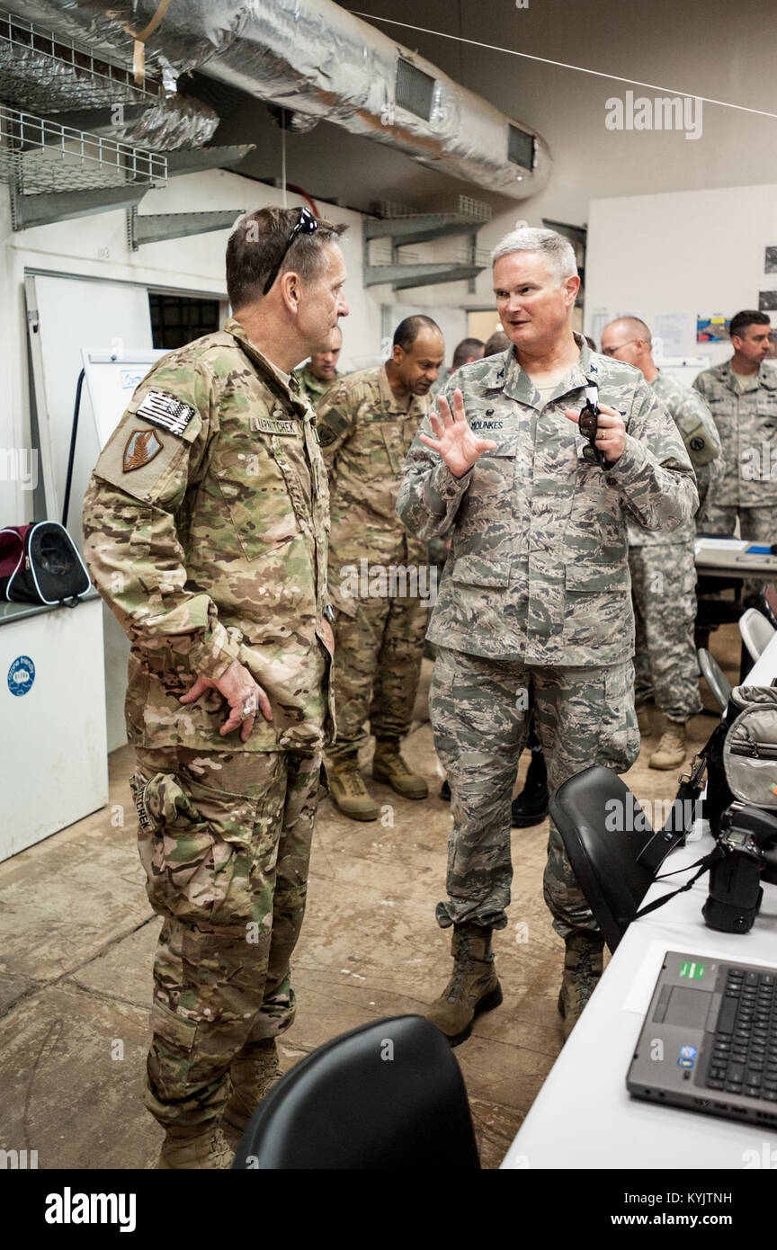 Air Force Col. David Mounkes (a destra), un Kentucky aria Guardsman nazionale e comandante della Joint Task apertura Force-Port Senegal, discute il gruppo nella sua missione con Marina Vice Adm. Mark D. Harnitchek, direttore della difesa Agenzia di logistica, all'interno della JTF-PO Centro operativo comune a Léopold Sédar Senghor International Airport di Dakar in Senegal, Ottobre 10, 2104. La JTF-PO, uno sforzo congiunto tra il Kentucky Aria della Guardia 123contingenza Gruppo di risposta e gli Stati Uniti Dell'esercito 689th rapida apertura porta elemento, è umanitaria riversando le forniture e le attrezzature in Africa occidentale come parte di unità di funzionamento Foto Stock