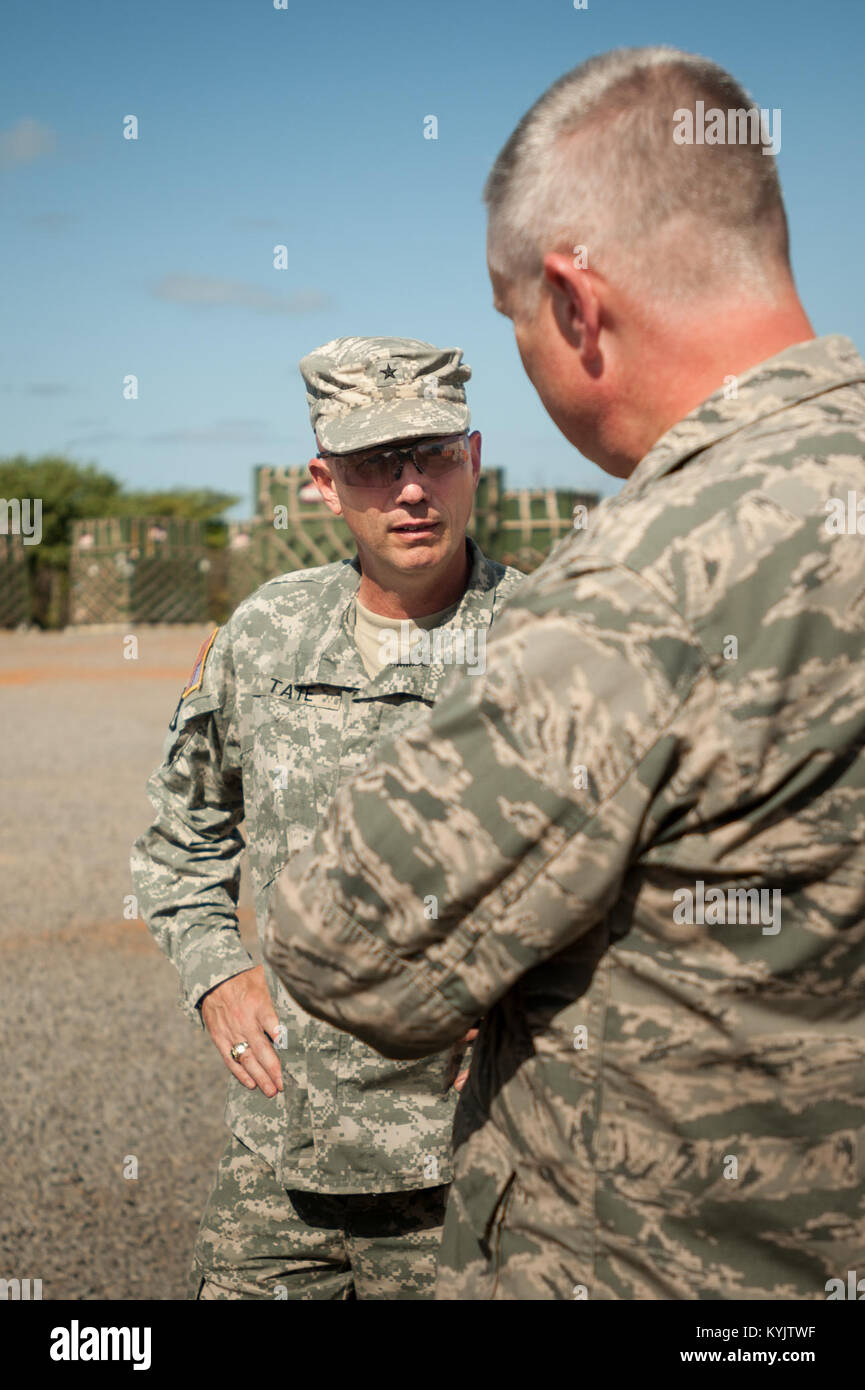 Stati Uniti Esercito Brig. Gen. Frank W. Tate, vice comandante generale del supporto per intervento di assistenza unita, parla con gli Stati Uniti Air Force Col. David Mounkes, comandante della Joint Task apertura Force-Port Senegal, circa JTF-PO operazioni a Léopold Sédar Senghor International Airport di Dakar in Senegal, Ottobre 31, 2014. La JTF-PO, gestito da più di 70 membri del Kentucky Air National Guard 123della risposta di emergenza Gruppo, riversando è di rifornimenti umanitari e il supporto militare in Africa occidentale come parte dell'U.S. Agenzia per lo Sviluppo Internazionale-led, tutta di sforzo del governo di contai Foto Stock