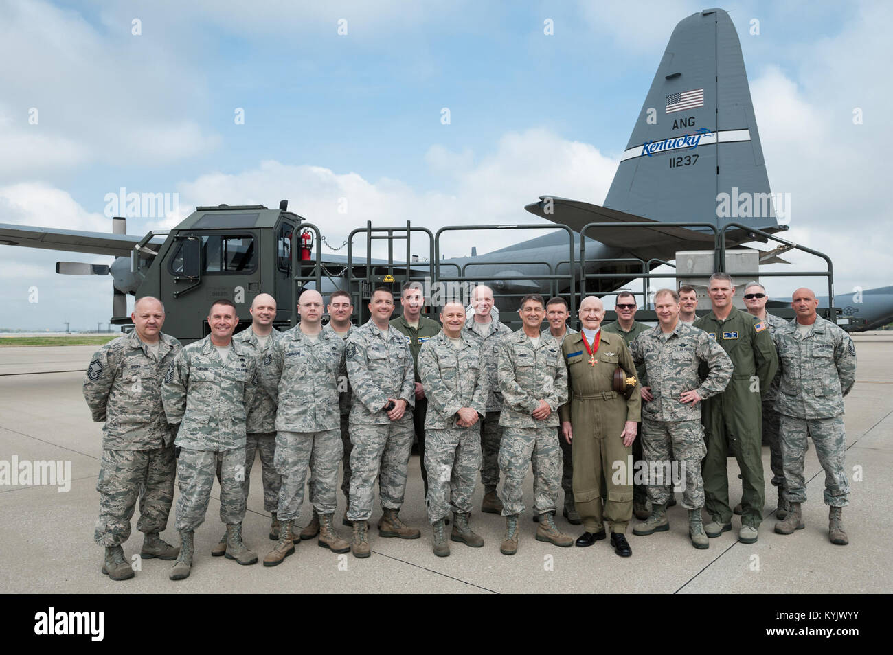 Col. Gail Halvorsen, un ex U.S. Army Air Corps pilota che ha originato il concetto di airdropping caramelle ai bambini tedeschi durante il 1948-49 ponte aereo di Berlino, visite il Kentucky Air National Guard Base in Louisville, KY., 17 aprile 2015. Halvorsen, che è conosciuto come il Berlin Candy bombardiere, sarà l ospite d onore durante il 2015 Thunder su Louisville air show Aprile 18. Il aviatori sono in piedi di fronte a un caricatore Halverson, che prende il nome dal colonnello, che può rapidamente carico fino a 25.000 libbre di carico su un ponte aereo aereo. (U.S. Air National Guard foto di magg. Dale Greer) Foto Stock