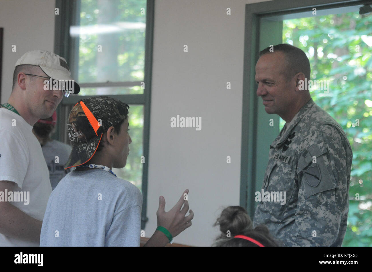 Kentucky Guardia Nazionale personale di comando visite i ragazzi al Kentucky Guardia Nazionale/4-H Youth Camp a Nancy, KY Luglio 27, 2016. Gen. Hogan parla di un camper durante il pranzo. (U.S. Esercito nazionale Guard foto di PFC. Nasir Stoner) Foto Stock