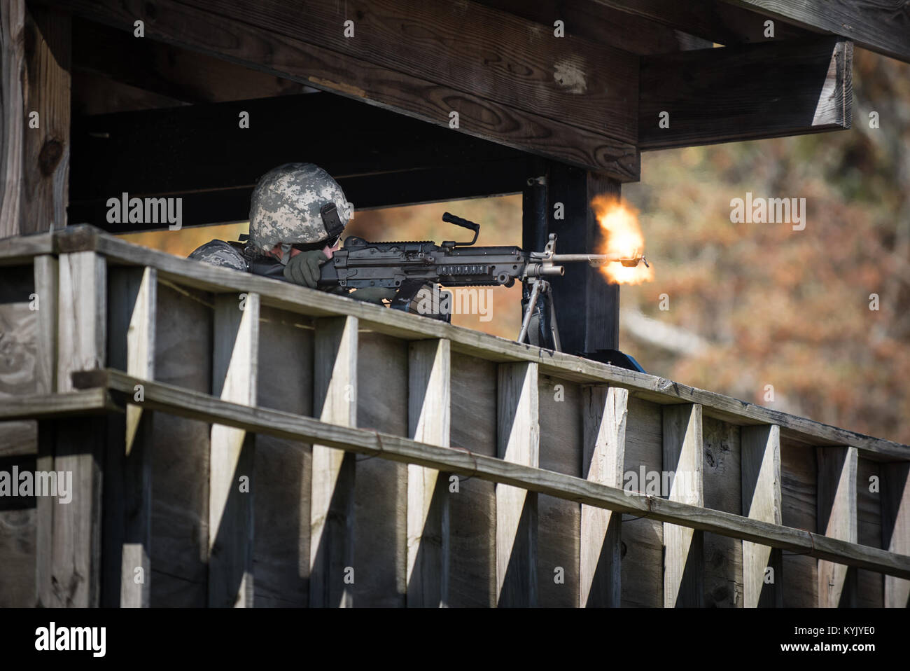 Airman 1. Classe Elliott Bristow un Fire Team membro dal Kentucky Air National Guard's 123delle forze di sicurezza Squadron, difende la sua posizione con un M-249 mitragliatrice proteggendo un simulato composto afghano durante il corso di formazione a Fort Knox, Ky., 20 ott. 2015. Bristow e i suoi compagni di aviatori anche eseguita una ricerca per un pilota abbattuto. (U.S. Air National Guard foto di magg. Dale Greer) Foto Stock