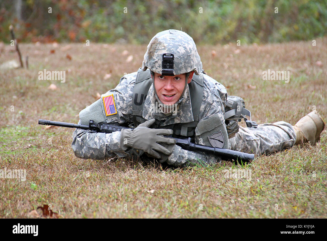 Spc. Giacobbe Heath, un medic con il primo battaglione di fanteria 149esegue la scansione attraverso un percorso ad ostacoli durante il 2016 soldato dell'anno di competizione a Wendell H. Ford Centro di Formazione Regionale in Greenville, Ky., nov. 7, 2015. (U.S. Esercito nazionale Guard photo by Staff Sgt. Scott Raymond) Foto Stock