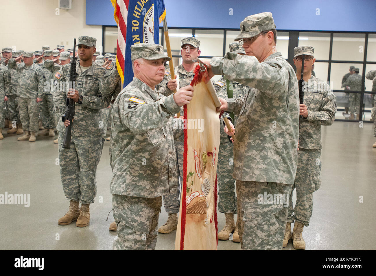 Lt. Col. Contrassegnare Brozak, comandante della Aviazione 1204th supporto furls battaglione dell'unità con colori aiutare dal comando Sgt. Il Mag. Foster durante una cerimonia di inattivazione in Burlington, Ky., gen. 10, 2016. (U.S. Esercito nazionale Guard foto di Sgt. David Cox) Foto Stock