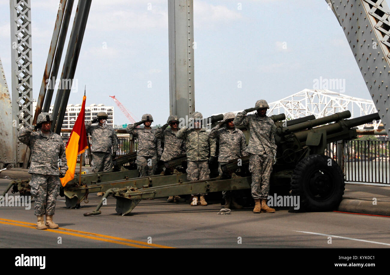 I soldati della 138th campo brigata di artiglieria salute durante il canto dell'Inno Nazionale al Thunder su Louisville kick off, 23 aprile 2016. Il 138th soldati, che appartengono ai vari MOSs, si offrì di agire come cannoniere per il tuono sulla missione di Louisville. Pfc. Pascal Bartilow, un Fab 138th HHB specialista risorse umane, ha detto che era la sua prima volta di cottura un cannone e lui era entusiasta di essere offerta l'opportunità. (US Army National Guard foto di PFC. Courtney L. Gapac) Foto Stock