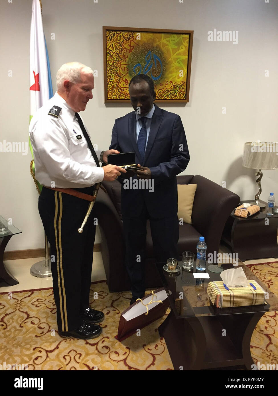 Brig. Gen. Ben Adams visiti l'abitante del Gibuti Assemblea Nazionale con il loro altoparlante, Mohamed Ali Moumed durante il suo viaggio in maggio 2016 come parte dello stato del programma di partenariato Kentucky ha con la nazione africana di Gibuti. (Foto presentato) Foto Stock