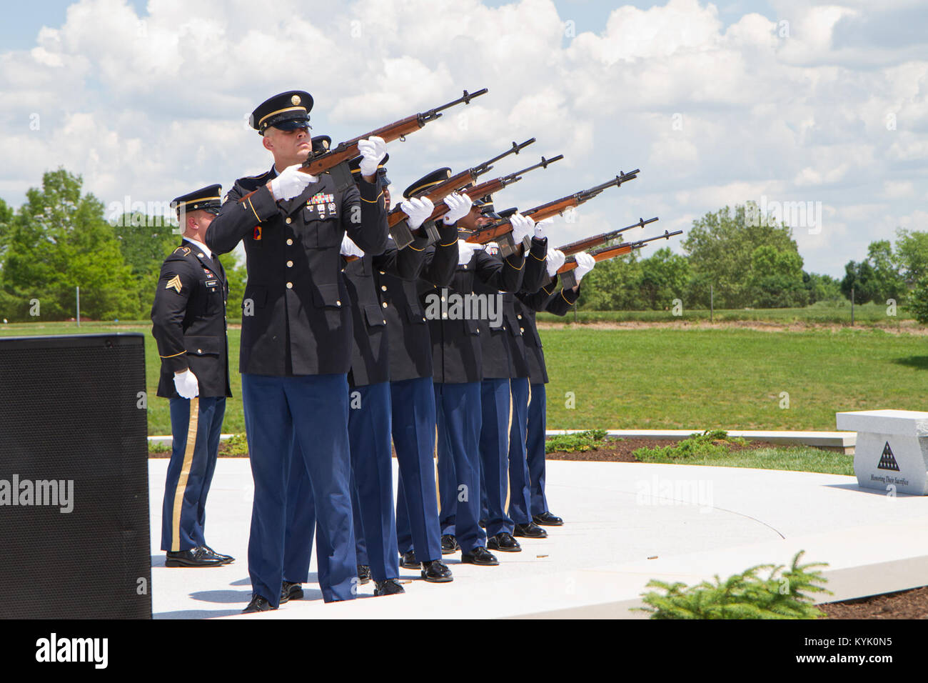 Membri del Kentucky esercito nazionale Guard Color Guard fire un saluto volley durante un giorno memoriale della cerimonia che si terrà a Francoforte, Ky., 30 maggio 2016. (U.S. Esercito nazionale Guard photo by Staff Sgt. Scott Raymond) Foto Stock