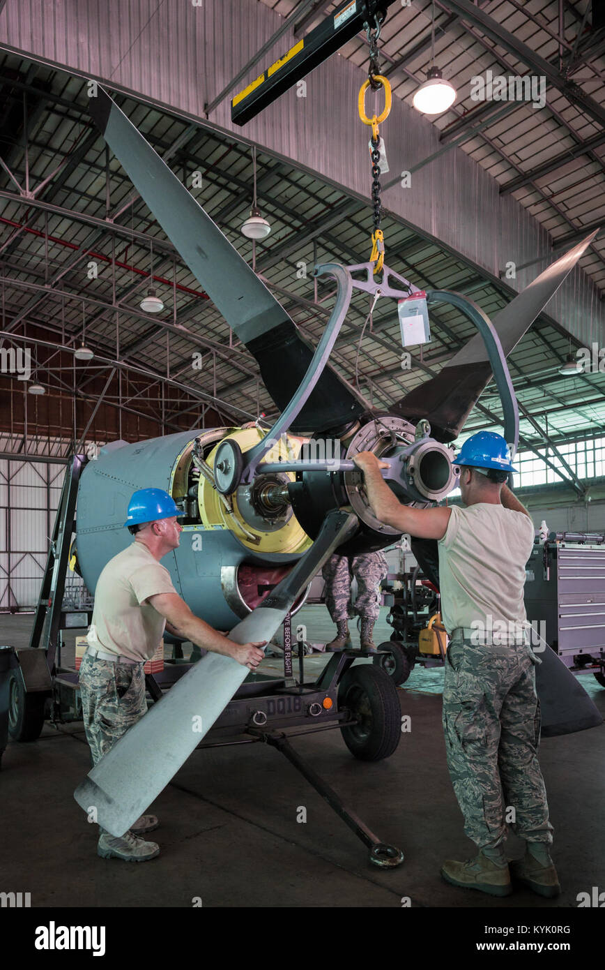 Stati Uniti Air Force Staff Sgt. Michael Marchi (sinistra) e U.S. Air Force Tech. Sgt. Alan Broadus, propulsione meccanica dal Kentucky Air National Guard's 123Airlift Wing, montare un propulsore per un C-130 motore all'aria Guardia Nazionale dell'aria del centro dominante nella savana, Ga., 15 giugno 2016. Entrambi gli avieri frequentano Università di manutenzione qui, un giro corso destinato a fornire istruzione intensivi in manutenzione aeromobili. Ora nel suo ottavo anno, Università di manutenzione è sponsorizzato dalla 123Airlift Wing. (U.S. Air National Guard foto di Lt. Col. Dale Greer) Foto Stock