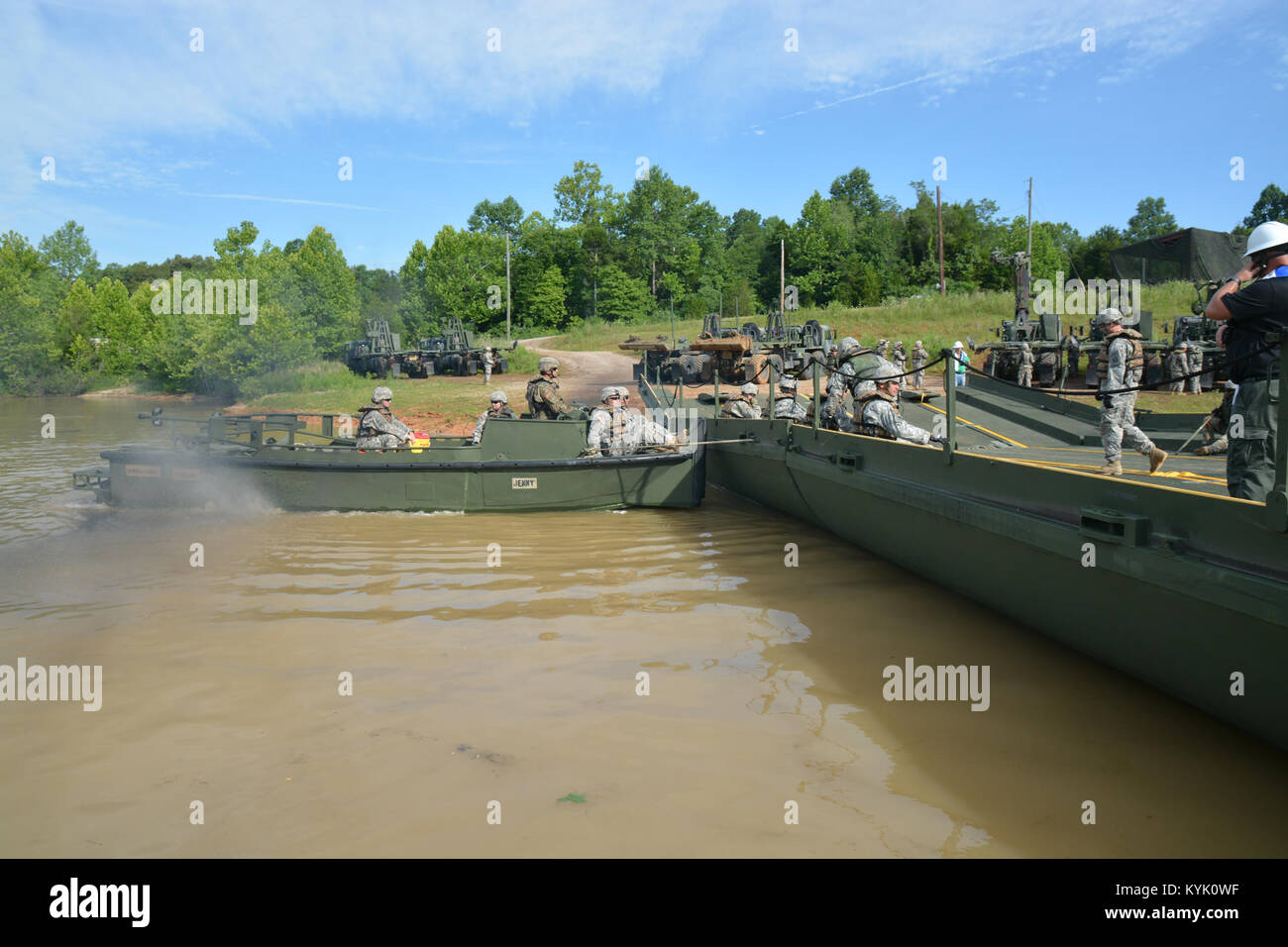 Un SSG David Fox del 2061st Multi ruolo società Ponte i piloti di una Mk2 barca per spostare un galleggiante costruito a partire da un nastro migliorate bridge come parte della loro formazione annuale a Fort Knox Kentucky su 15 Lug 2016. (Kentucky Guardia Nazionale foto di Walt Leaumont) Foto Stock