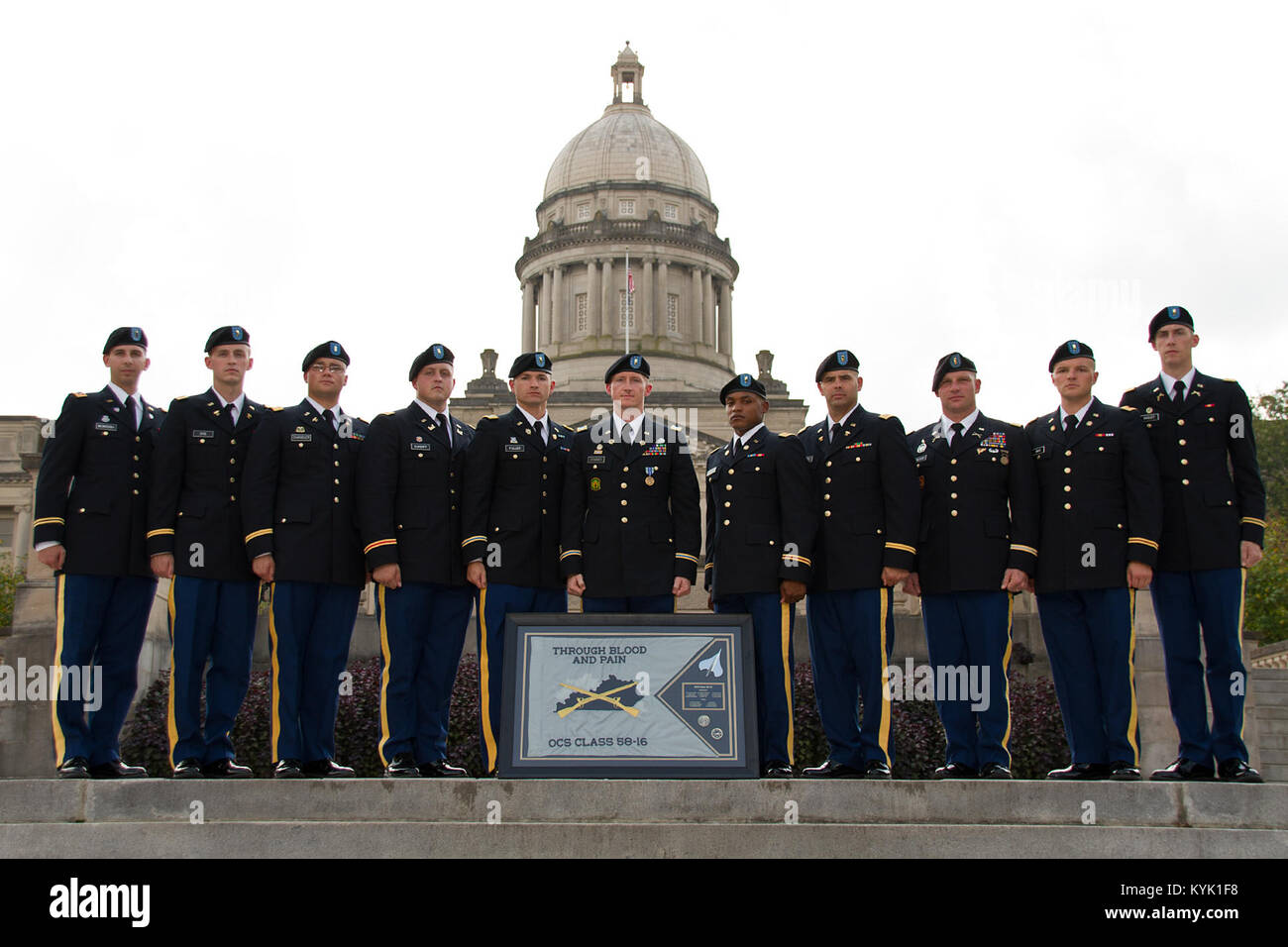 Classe 58-16 seguenti Kentucky ufficiale della scuola del candidato laurea in Francoforte, Ky. sett. 25, 2016. (U.S. Esercito nazionale Guard photo by Staff Sgt. Scott Raymond) Foto Stock
