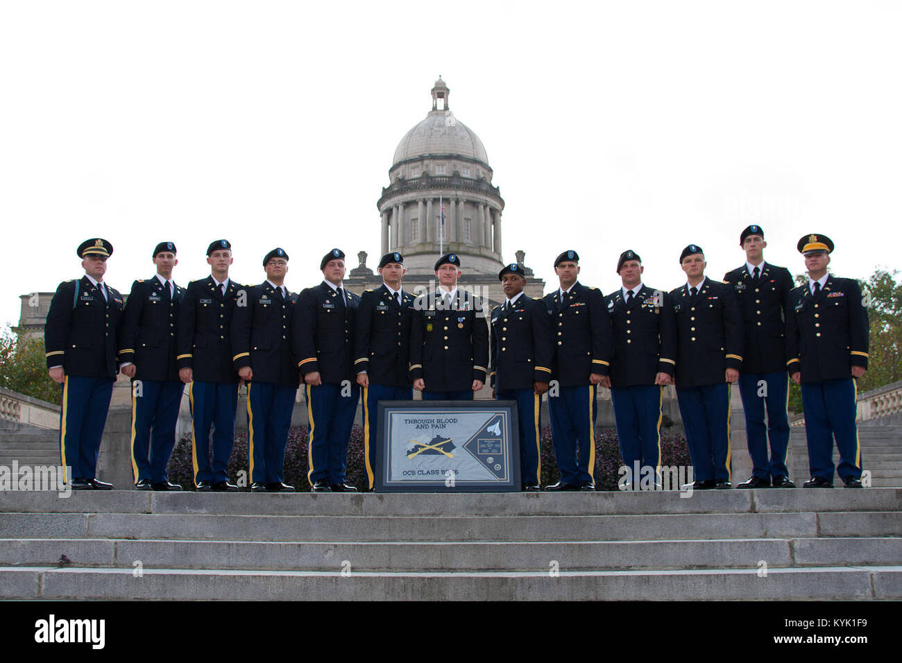 Classe 58-16 seguenti Kentucky ufficiale della scuola del candidato laurea in Francoforte, Ky. sett. 25, 2016. (U.S. Esercito nazionale Guard photo by Staff Sgt. Scott Raymond) Foto Stock