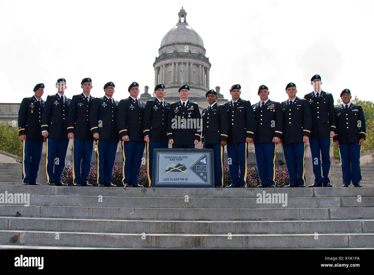 Classe 58-16 seguenti Kentucky ufficiale della scuola del candidato laurea in Francoforte, Ky. sett. 25, 2016. (U.S. Esercito nazionale Guard photo by Staff Sgt. Scott Raymond) Foto Stock