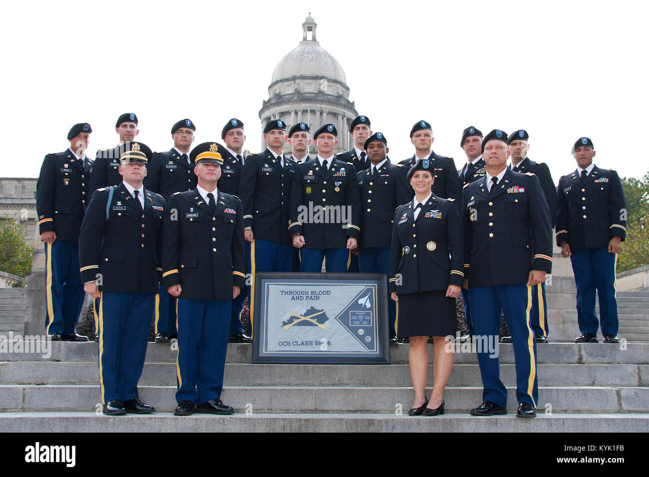 Classe 58-16 seguenti Kentucky ufficiale della scuola del candidato laurea in Francoforte, Ky. sett. 25, 2016. (U.S. Esercito nazionale Guard photo by Staff Sgt. Scott Raymond) Foto Stock