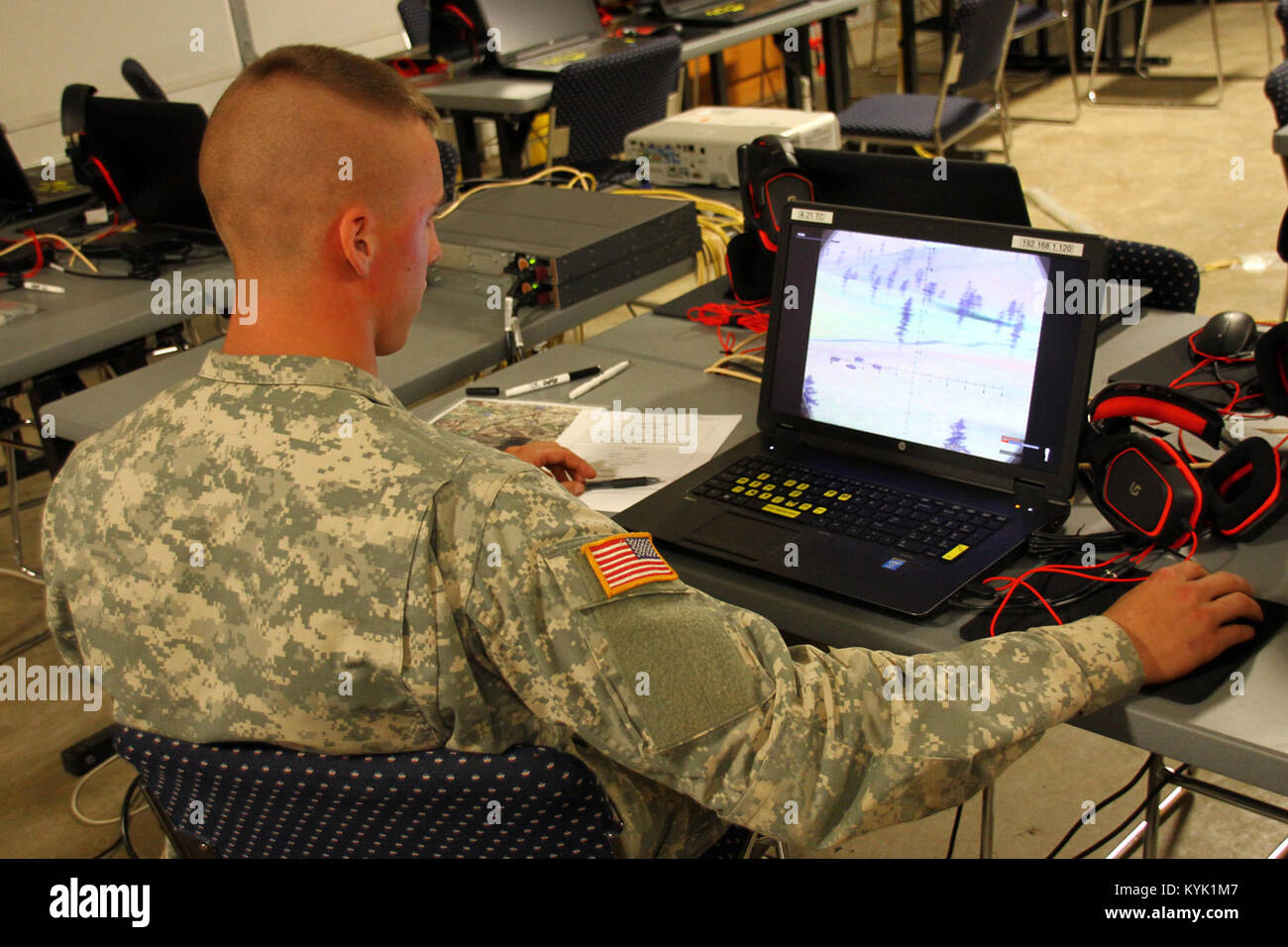 Spc. Phillip Henson prove la sua conoscenza di artiglieria durante la chiamata per incendio porzione del Kentucky esercito nazionale della guardia guerriero migliore concorrenza a Wendell H. Ford Centro di Formazione Regionale in Greenville, Ky. Ottobre 27, 2016. (U.S. Esercito nazionale Guard photo by Staff Sgt. Scott Raymond) Foto Stock