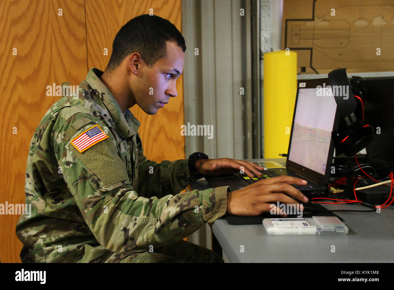 Spc. Zachary Cox prove la sua conoscenza di artiglieria durante la chiamata per incendio porzione del Kentucky esercito nazionale della guardia guerriero migliore concorrenza a Wendell H. Ford Centro di Formazione Regionale in Greenville, Ky. Ottobre 27, 2016. (U.S. Esercito nazionale Guard photo by Staff Sgt. Scott Raymond) Foto Stock
