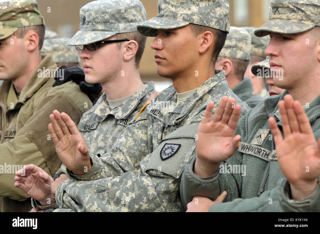 Spc. Austin Willet, leader di un team con il Kentucky National Guard 438th della Polizia Militare società di Murray, Kentucky, pratiche antisommossa trapani a Dunbar High School di Washington D.C., Jan 19, 2017. Il Kentucky nazionale soldati di guardia con la Task Force pronto assistita con il supporto e la protezione per la 58th inaugurazione presidenziale. I soldati hanno giurato come Polizia Speciale per l inaugurazione dove la maggior parte degli oltre 7.500 soldati e aviatori sarà di sostenere gli enti locali e le autorità federali per fornire un sicuro e sicuro inaugurazione. Il sindaco del distretto di Columbia ha l'autore Foto Stock