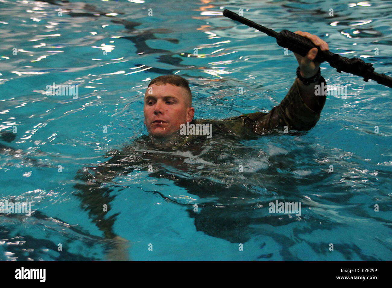 Spc. La Giordania Breedlove con il Tennessee Guardia Nazionale nuota durante l'acqua porzione di sopravvivenza della guardia nazionale regione III guerriero migliore concorrenza nel centro città, Ky., 25 aprile 2017. (U.S. Esercito nazionale Guard photo by Staff Sgt. Scott Raymond) Foto Stock