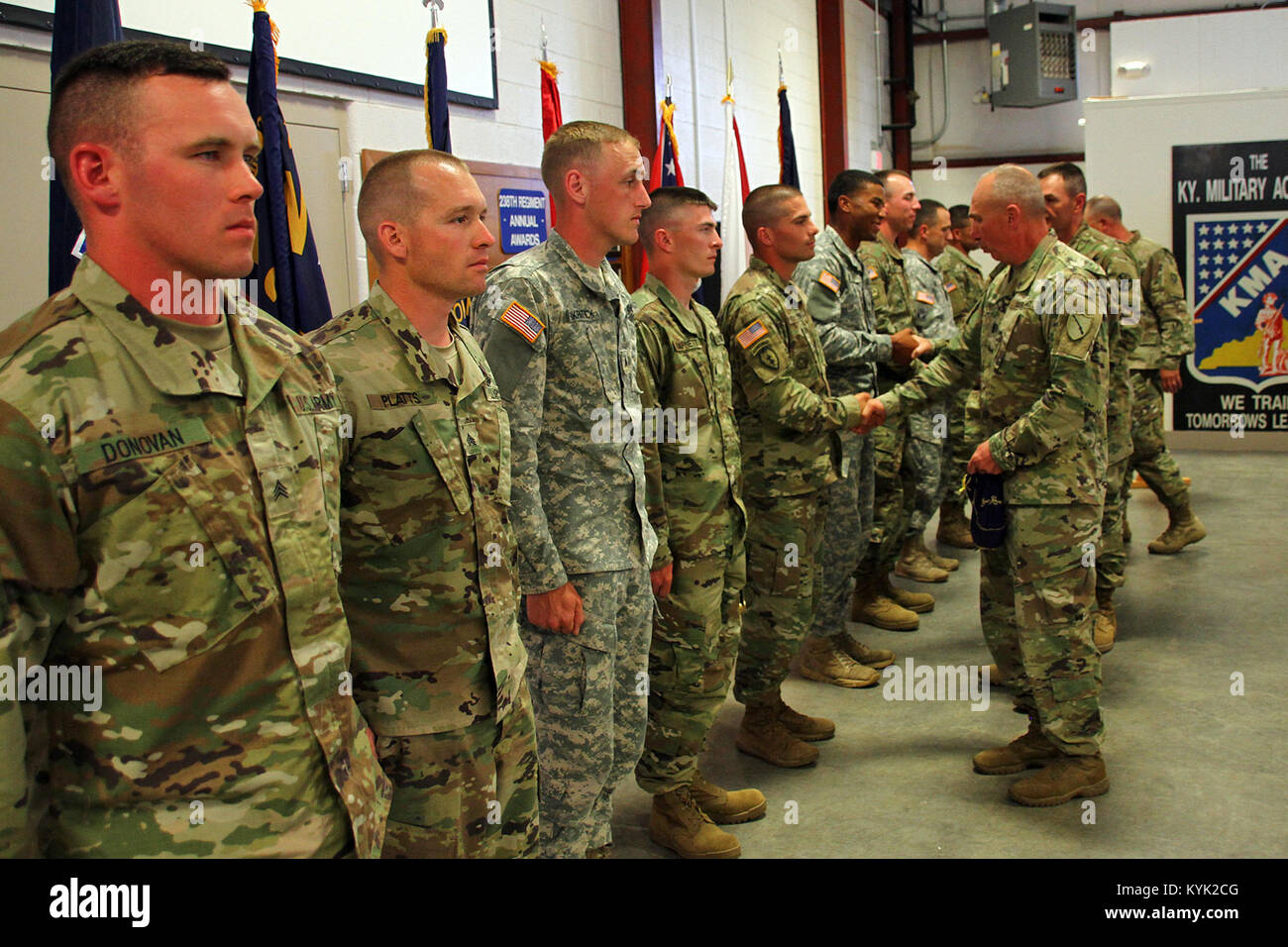 Stato comando sergenti congratularmi con i concorrenti a seguito della regione III miglior guerriero della concorrenza a Wendell H. Ford Centro di Formazione Regionale in Greenville, Ky., 26 aprile 2017. (U.S. Esercito nazionale Guard photo by Staff Sgt. Scott Raymond) Foto Stock